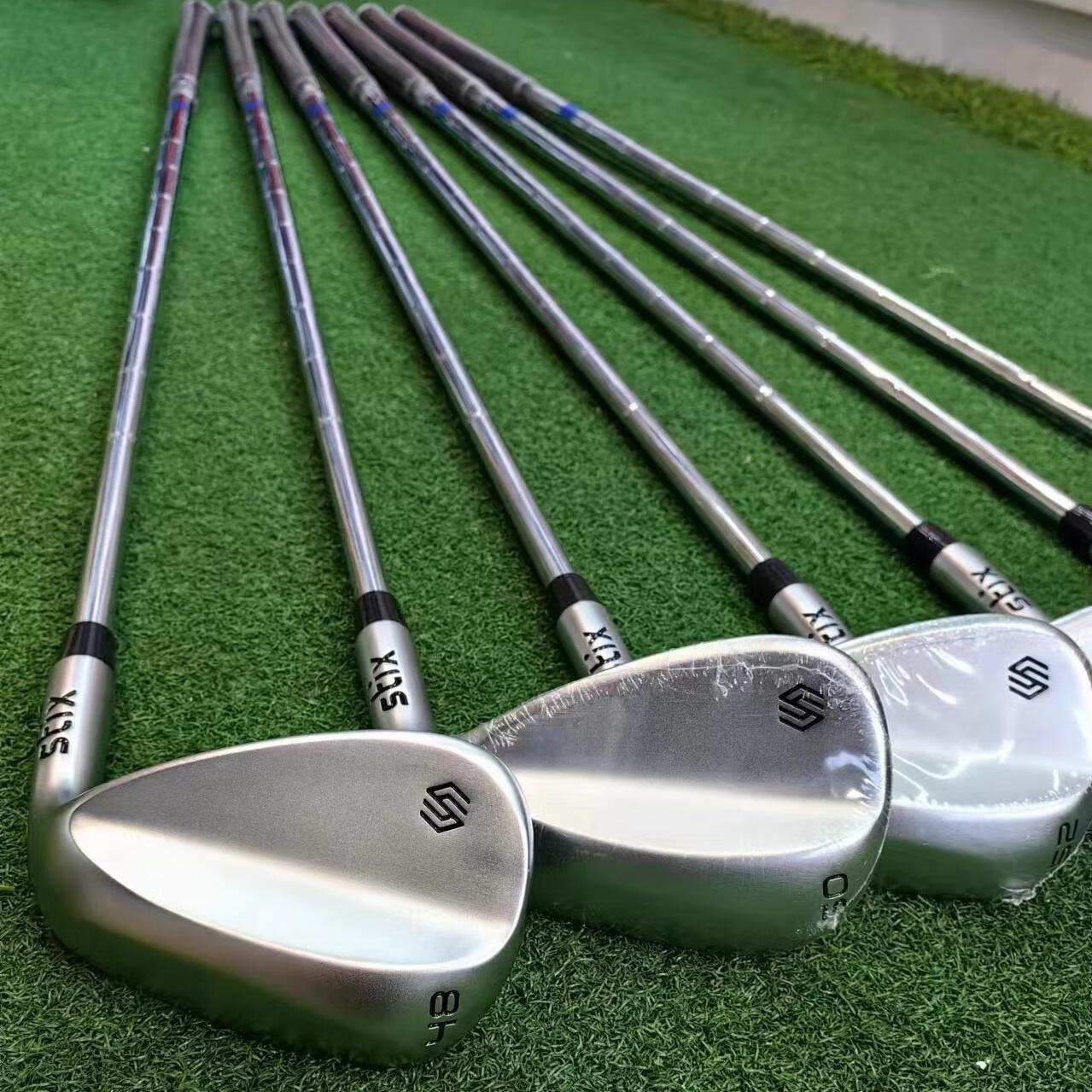 赵心童晒三支心爱球杆撸博美犬解停赛孤独痛楚已安全回深圳家中陪伴爱犬特鲁姆普则在香港优雅打高尔夫二人不同人生轨迹引热议(图1)