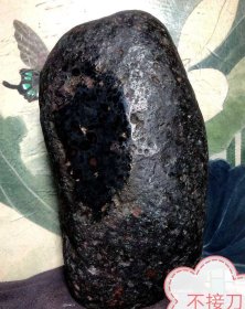 ＂天外来客＂精品陨石强磁性。重246克。满身气印明显手感沉熔壳有金属光